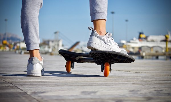 Jemand steht auf dem Skateboard, als synonym für Selbststeuerung